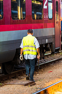 2020新征程摄影照片_2020年，罗马尼亚布加勒斯特布加勒斯特火车北站站台上的列车员检查