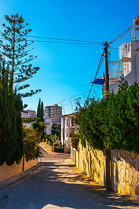 美丽，风景如画的街道，狭窄的道路，建筑物的白色外墙，西班牙建筑