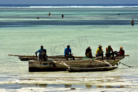 坦桑尼亚桑给巴尔海滩海藻人和船