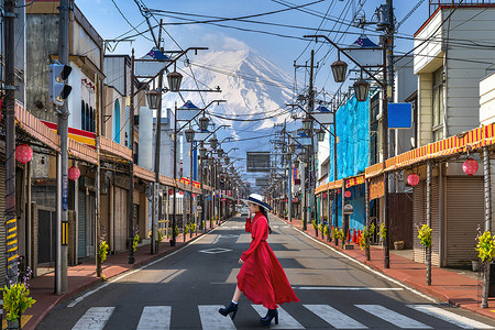 富士摄影照片_以日本富士山为背景，在富士吉田的路上行走的女人。
