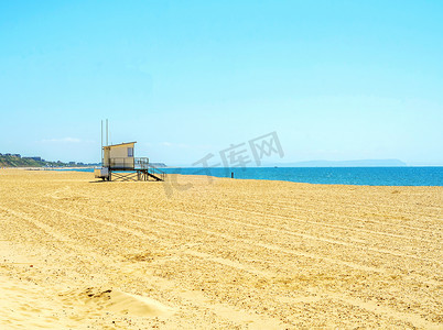 沙滩上的白色救援小屋，在海边安全放松，阳光明媚的一天