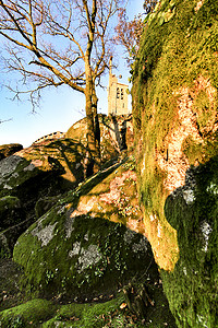 吉马良斯佩尼亚避难所的绿树成荫的日落和巨大的岩层