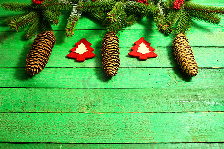 边框树枝摄影照片_绿板上的快乐圣诞边框
