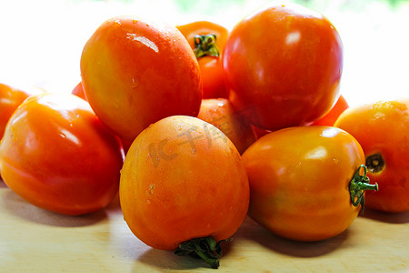 蔬菜落摄影照片_砧板上的西红柿