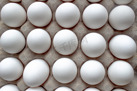 蛋托摄影照片_带鸡蛋的包装纸板蛋托蛋盘的特写、顶视图