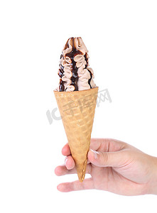 手拿着巧克力冰淇淋。