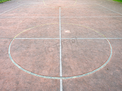 篮球场摄影照片_标记在一个红色街道篮球场