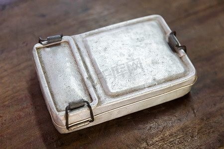 旧生锈的铝制饭盒