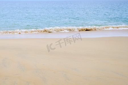 风景景观 气氛是美丽的沙滩和大海和天空的颜色，泰国的海滩普吉岛。