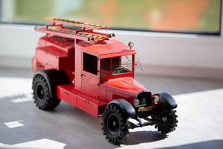 红色玩具减速火箭的消防车。