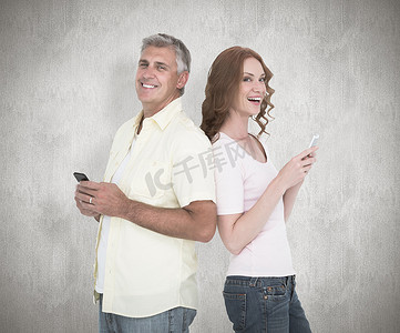 情侣手机壁纸摄影照片_休闲情侣发送短信的合成图像