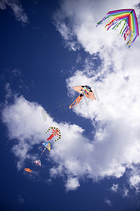 天空中五颜六色的风筝