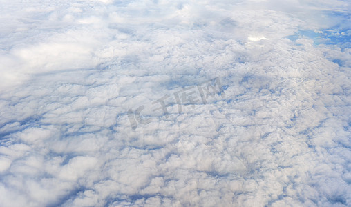 蓬松的云层看起来像从商用飞机上看到的一样平坦