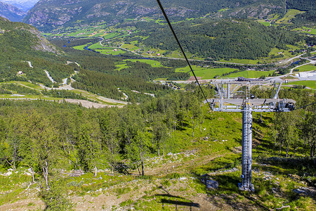 “滑雪缆车全景挪威，位于维肯海姆塞达利斯的海姆塞达尔滑雪中心。”
