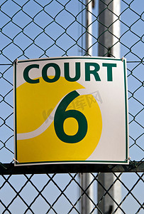 锦标赛海报摄影照片_网球场的标语牌