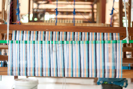 在泰国的手织机上织丝绸