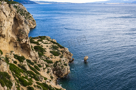 在海角 Melagkavi 附近的海岩也被称为 Cape Ireon Light - 希腊