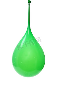 充满水的绿色气球悬挂在白色上方。