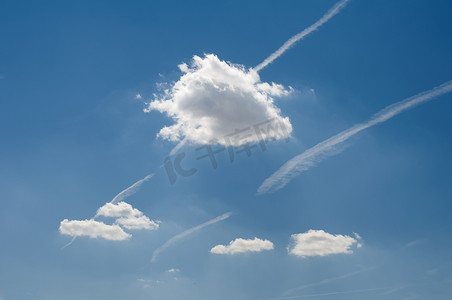 飞机飞行线摄影照片_天空中飞机和云彩的痕迹