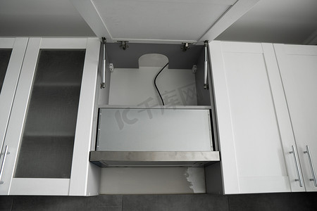 现代白色简约风格厨房的灰色不锈钢烹饪玻璃罩。