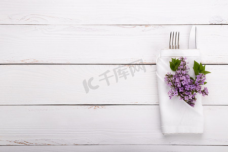 餐饮卡片摄影照片_带复古餐具的春节餐桌布置