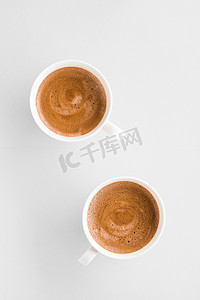 一杯热法式咖啡作为早餐饮品，白色背景中的平底杯