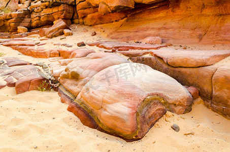 埃及南达哈布彩色峡谷中的大石头和岩石