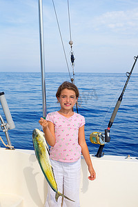 小女孩在船上钓鱼，钓到鲯鳅鱼