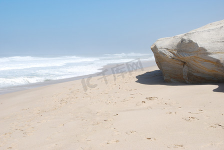 Praia del Rey 美丽海滩的小悬崖