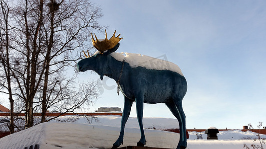 艺术，冬季瑞典北部基律纳白雪皑皑的中心广场之一的麋鹿雕像
