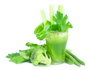 芹菜汁摄影照片_西兰花、胡椒、芹菜和玻璃杯，芹菜汁在 w 上分离