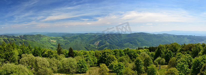 夏季山区的美丽风景。