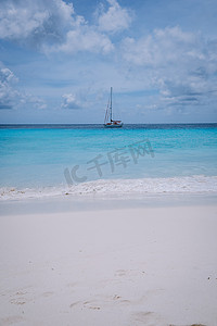 小库拉索岛以白色沙滩和湛蓝清澈的海洋一日游和浮潜之旅而闻名，加勒比海的克莱因库拉索岛