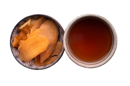 碗中腌姜和白色背景中分离的健康姜汁。