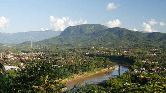 拉普楞寺摄影照片_从普西山眺望琅勃拉邦