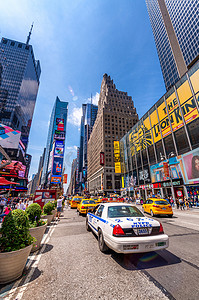 纽约城-2013 年 5 月 22 日：时代广场在一个春日。
