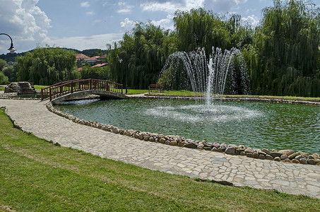 从 Maleshevo 和 Osogovo 山脉中的德尔切沃镇看公共花园，那里有美丽的人工池塘、喷泉和桥梁
