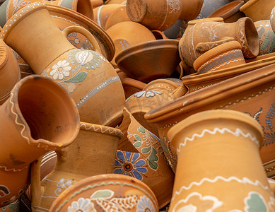 有样式和装饰品的传统乌克兰瓦器