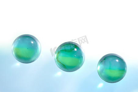 三个玻璃半透明球体