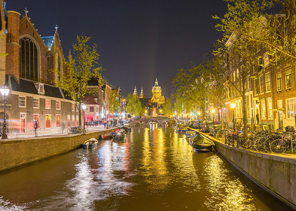 4月29日摄影照片_阿姆斯特丹 — 2013 年 4 月 29 日：晚上在市中心的游客。