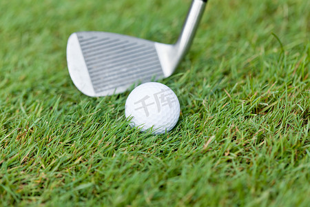 铁杆山药山药摄影照片_绿草上的高尔夫球和铁杆细节宏观夏季户外