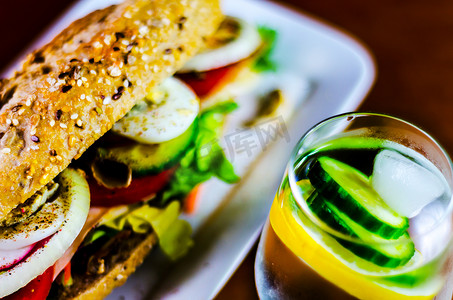 全麦三明治配火腿、番茄、蘑菇和鸡蛋、新鲜有机蔬菜