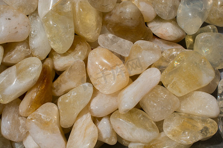 作为矿物岩石的翻滚黄水晶宝石