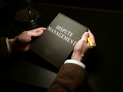 男人在暗室里拿着争议管理书。
