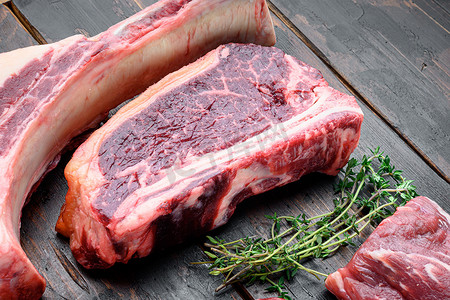 新鲜的生俱乐部牛排优质牛肉，在旧的深色木桌背景上