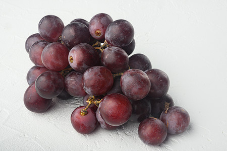 闪耀葡萄果子，深红色果子，在白色石头背景
