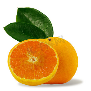 白色背景中分离的橙色水果和橙色一半 概念如何与含有维生素 C 的天然清爽饮料一起生活