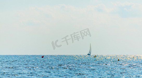 航行飞机摄影照片_海上航行的帆船，公海上的游轮，航行