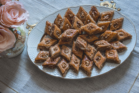 传统的阿塞拜疆节日 Nowruz 饼干果仁蜜饼在白板上。