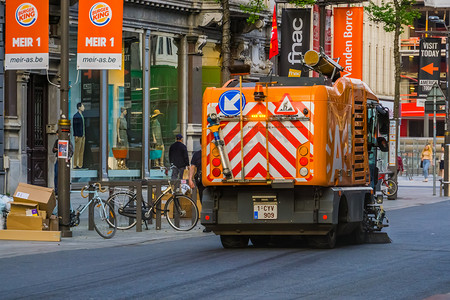 比利时安特卫普，4 月 23 日，扫地机清洁安特卫普市中心的街道